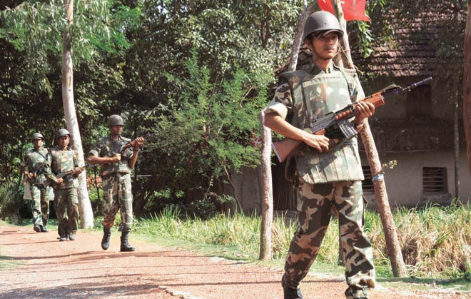 Nepal border force detains 13 SSB jawans  #SSBjawans #Nepal #smugglers bit.ly/1OnPwVz