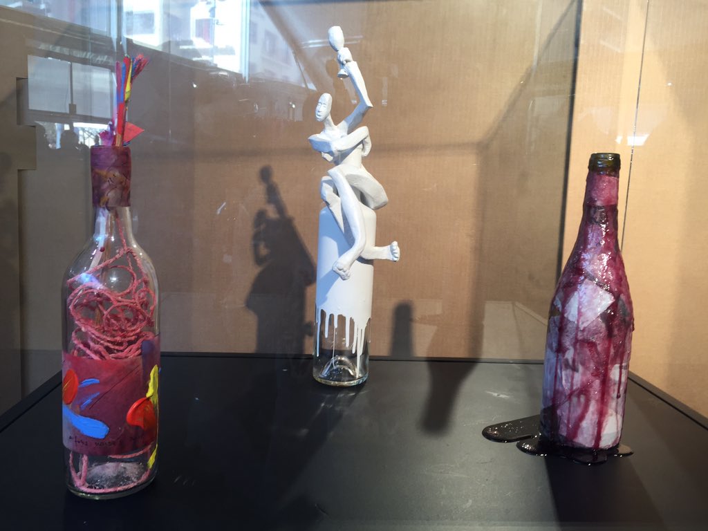 TMVIANDORRA's tweet photo. Reprenen els tasts entre converses i obres d'art #TMVI15 https://t.co/KqYLpKnbdl