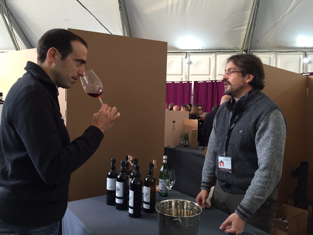 TMVIANDORRA's tweet photo. Reprenen els tasts entre converses i obres d'art #TMVI15 https://t.co/KqYLpKnbdl