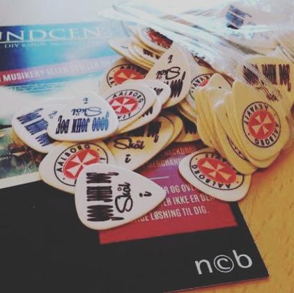 9000JohnDoe's tweet photo. Christmas came early this Year. Thanks to soundcenter.dk #9000johndoe #soundcenter #guitarpicks #snapstilldeath https://t.co/xkoJiIIshK