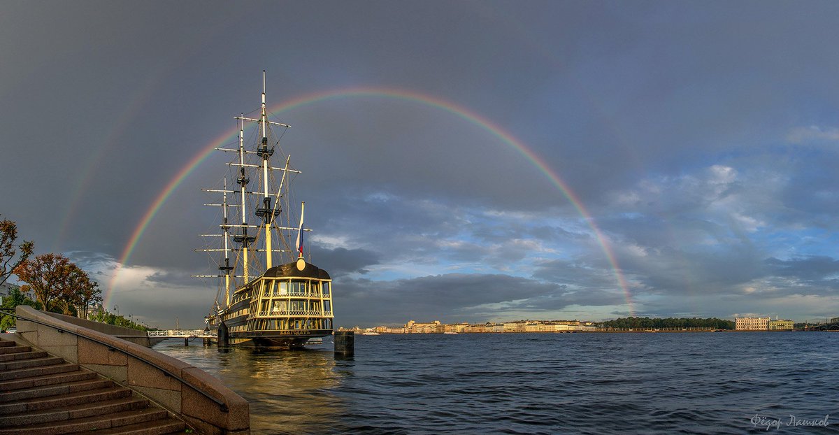 стрелка васильевского острова, адмиралтейство а. ансамбль стрелки васильевского острова. стрелка васильевского острова декабрь 2022. большой проспект васильевского острова 82б. радуга в небе в городе.
