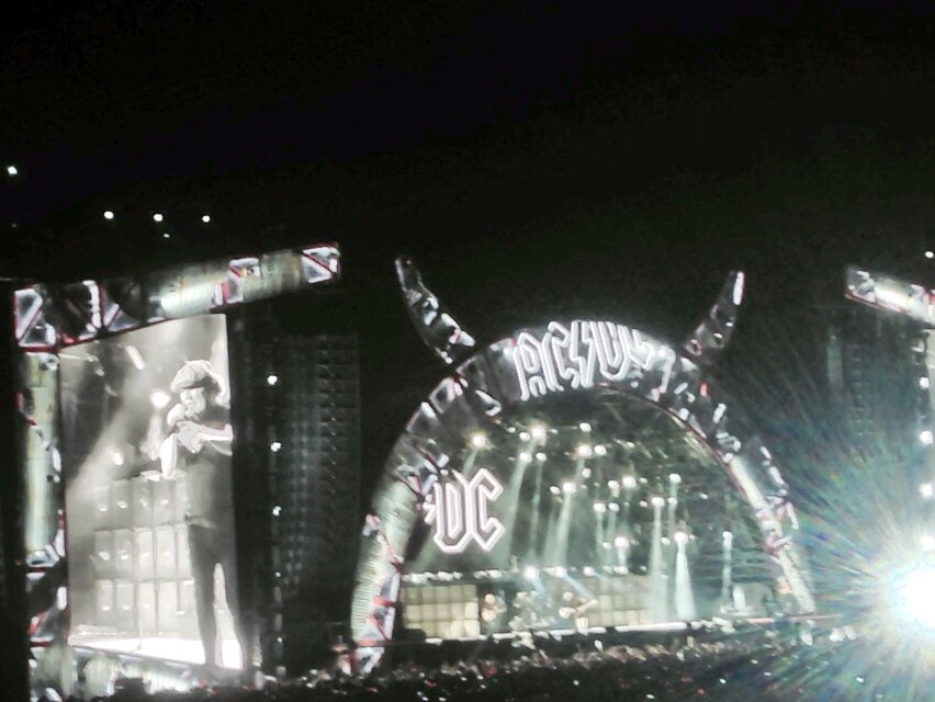 ang_sheldon's tweet photo. @acdc concert has to be the loudest #ACDC #perth #ACDC2015 https://t.co/lugppsFNmx