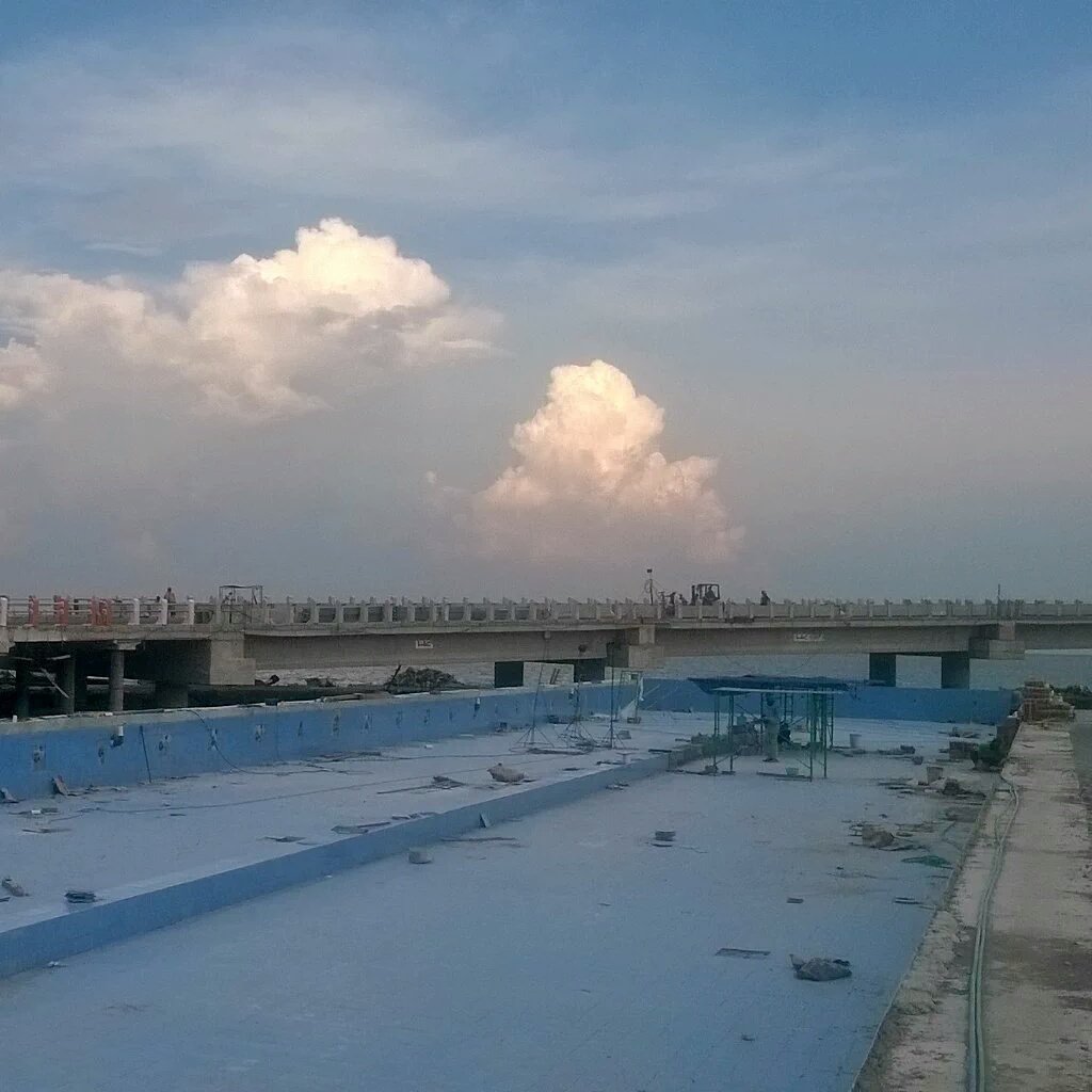 infosurabaya's tweet photo. Jembatan Kenjeran dilengkapi air mancur, lift penyandang cacat, plaza, pedestrian &amp; patung raksasa via @LoveSuroboyo https://t.co/jZejmDE8or