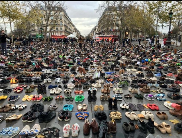 Apostrophons's tweet photo. Les parisiens ont de la suite dans les idées ! #COP21 #maindanslamain pour le climat https://t.co/tYikseFU6v