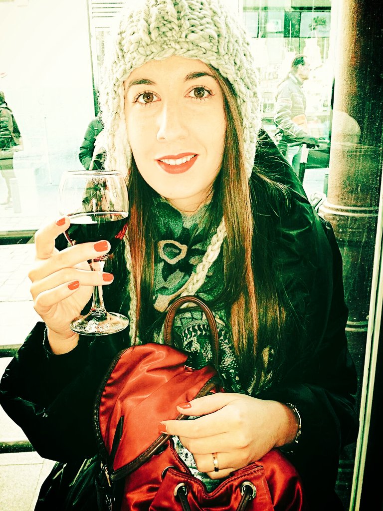 Lorena_Elda's tweet photo. Mercado San Miguel #Madrid #sinfiltros #buenoalgunolleva #tinto #tempranillo #tardecillo #winelover #wineLore https://t.co/AokK6imhj2
