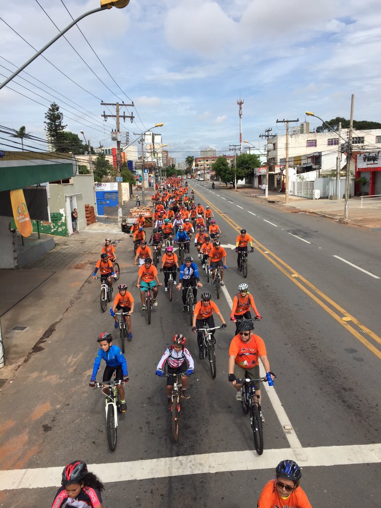 eduardodacostas's tweet photo. Pedalando com os Colibris passando pelas ruas de GOIÂNIA . Foto: Pedalgoiano https://t.co/PEpz3reSO0