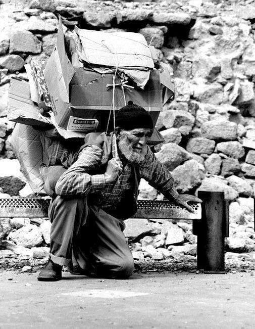 ResimeBak's tweet photo. Hiç Kimse Başka Birinin Sırtındaki Yükün Ağırlığını Bilemez.
Bir Allah bilir 
Bir de kendisi… https://t.co/7jtKRHagVM