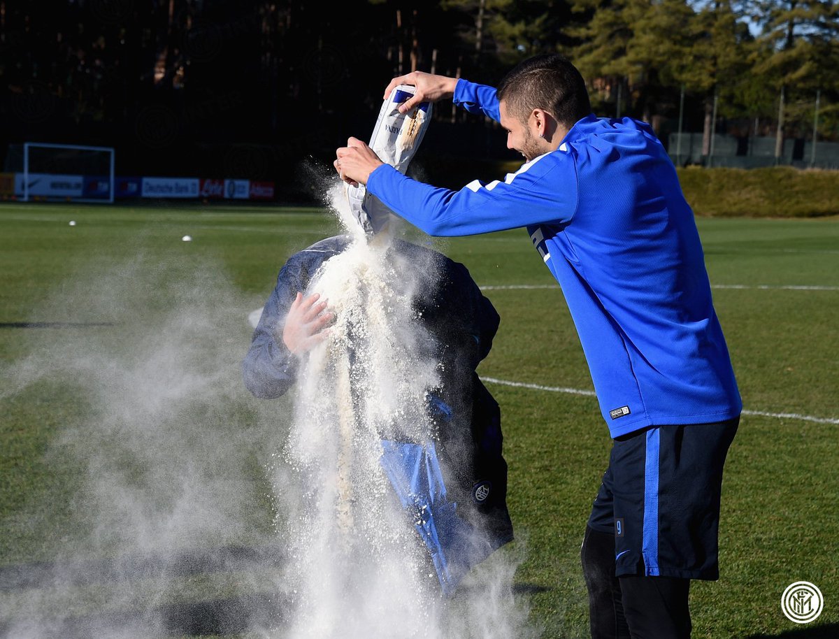 Inter's tweet photo. Buon compleanno mister @robymancio! 😂😁🎂 #FCIM https://t.co/OQo2EZfffG