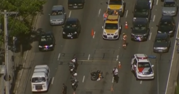 PM à paisana reage e atinge suspeito de roubo na Marginal Tietê glo.bo/1lO8wS4 #G1