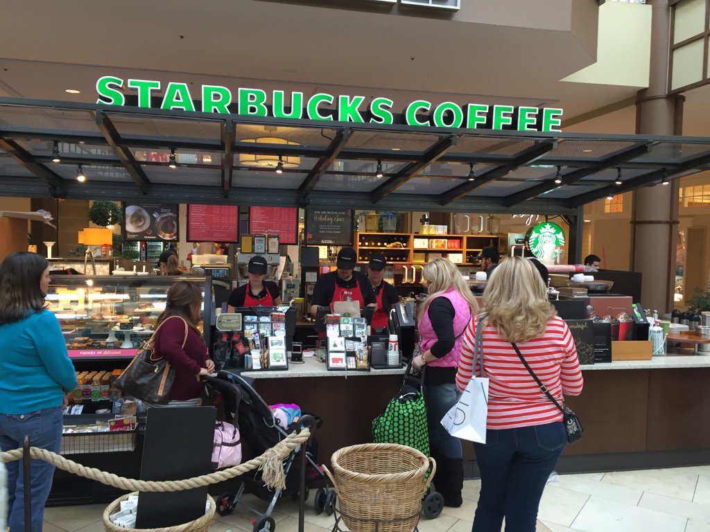 jefflow186's tweet photo. The team working hard at the Danbury Mall #themighty795 #tobeapartner #thegreat38 https://t.co/MteLc31yUp