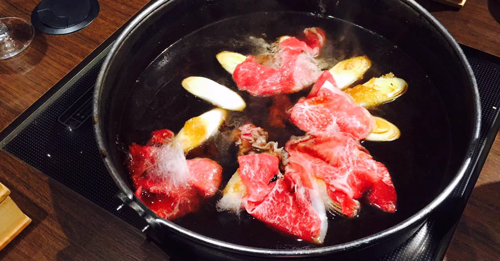 【ふわっふわ】綿あめがすき焼きに変身する演出がニクい！