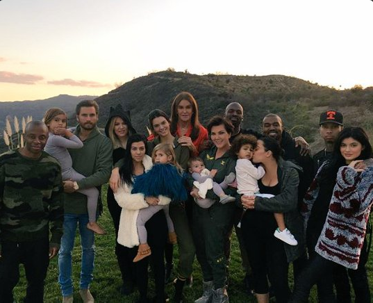 Tygabrr's tweet photo. Tyga passou o dia de Ação de Graças com a família kardashian. (Kanye West sorrindo) https://t.co/TiobDs8PRi