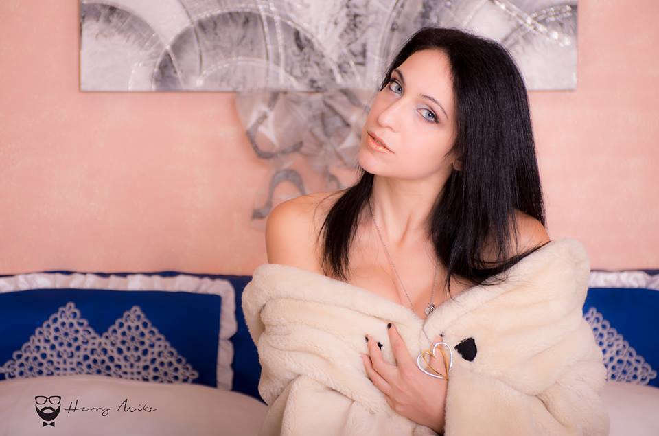 HimortaCosplay's tweet photo. #Himorta #White #Fur #Bed https://t.co/co3cb059nB