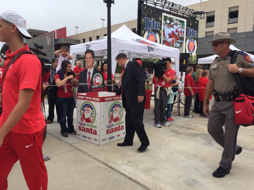 UHCougarFB's tweet photo. It's not all about Football #CoogsInCommunity https://t.co/npXguCT9uY