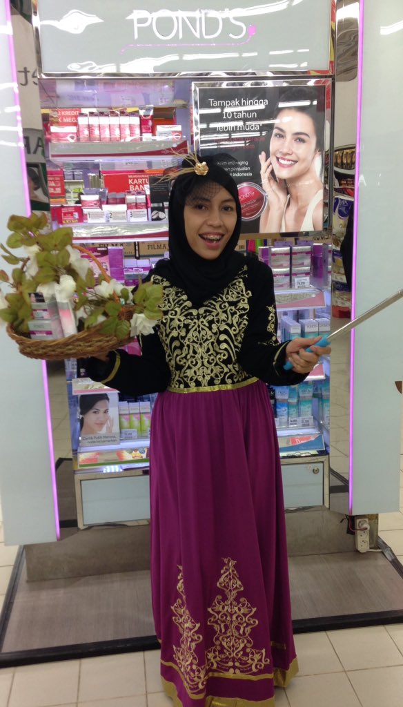 AnjungMayangSar's tweet photo. Kemilau cantikku bersama POND'S persembahan dari Unilever @Carrefour_ID #KemilauCantikmu #CarrefourID https://t.co/0DecArG5aB