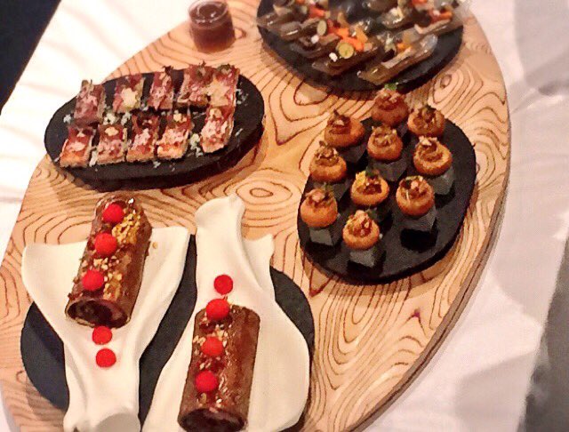 irenemartinlove's tweet photo. Impresionante la bandeja de la carne de @J_ChozasCocina representando Castilla- La Mancha! Eres el mejor!!!#bocusdor https://t.co/niuQpyiNmS