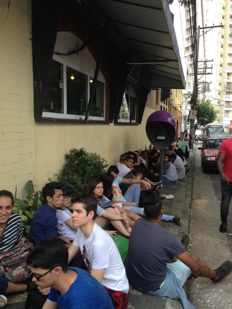 MelanieMBrasil1's tweet image. Fila de acesso à pista está tomando o quarteirão!