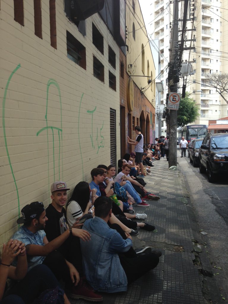 MelanieMBrasil1's tweet image. Fila de acesso à pista está tomando o quarteirão!