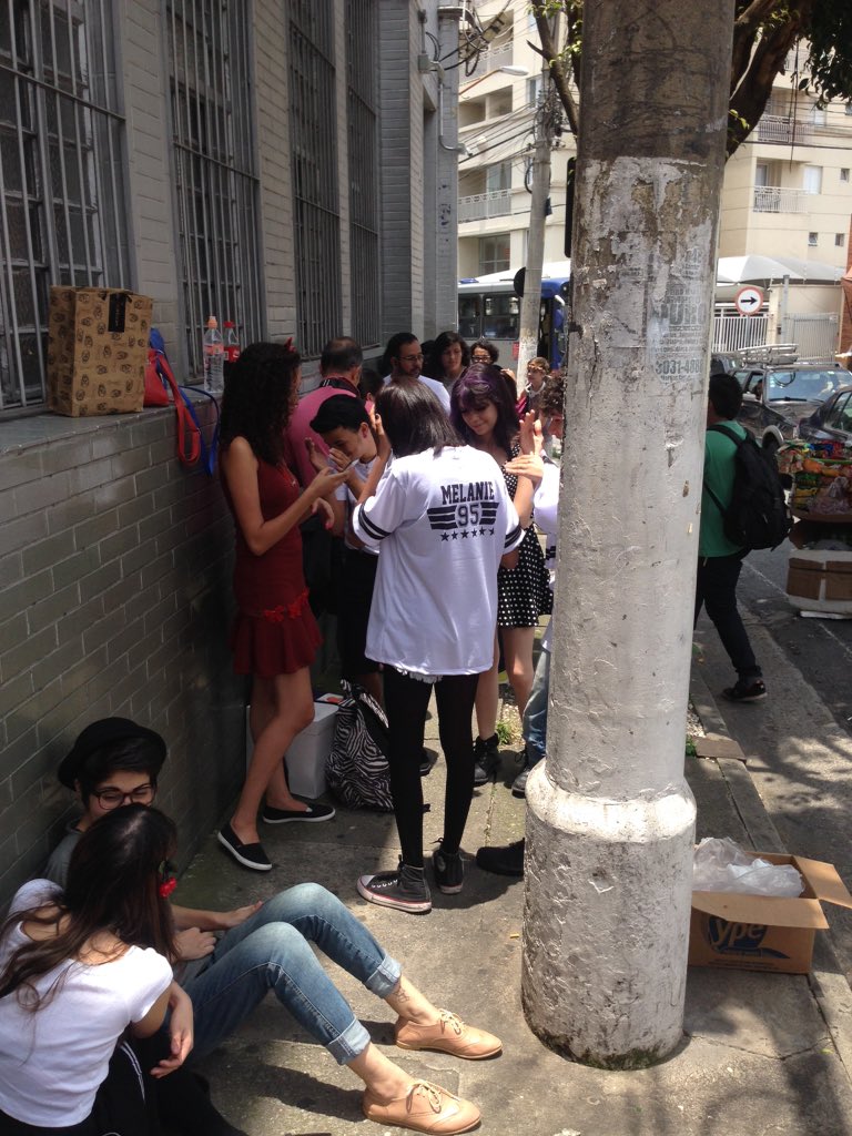 MelanieMBrasil1's tweet image. Fila de acesso à pista está tomando o quarteirão!