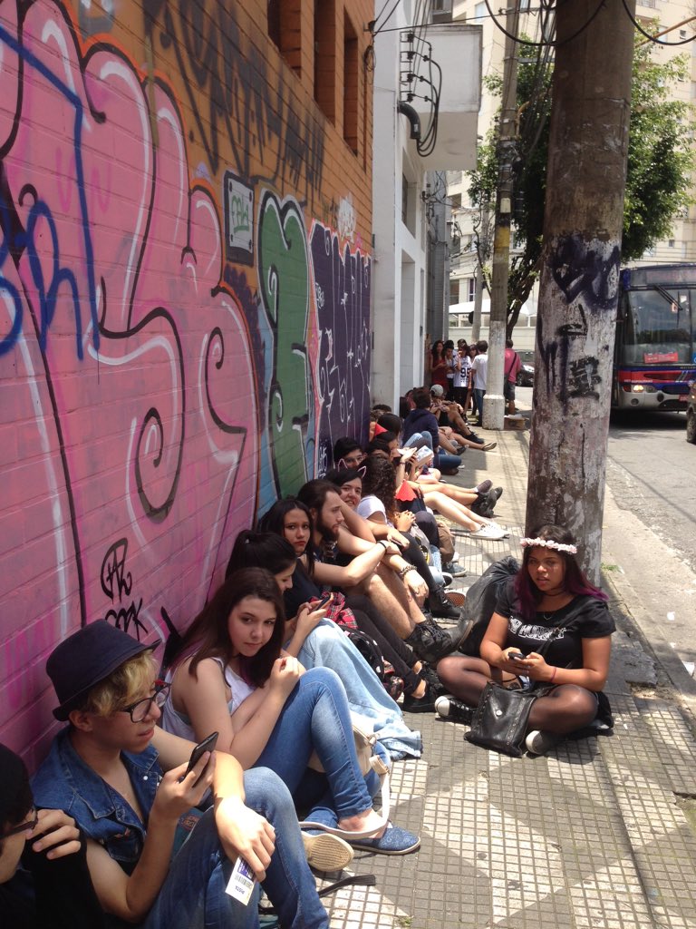 MelanieMBrasil1's tweet image. Fila de acesso à pista está tomando o quarteirão!