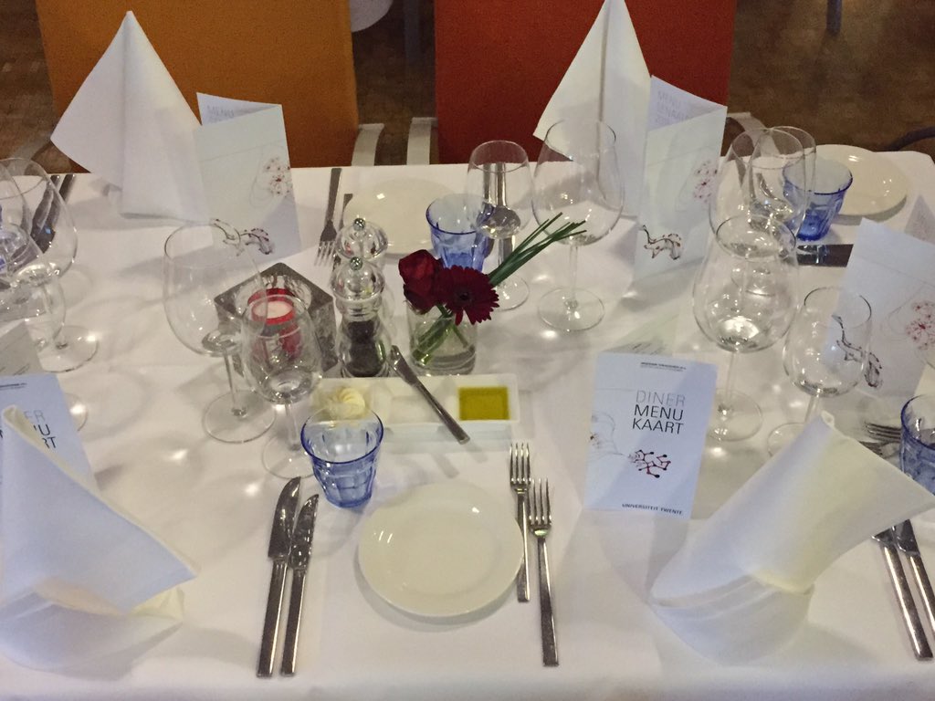 faculty_club's tweet photo. Wij zijn er bijna klaar voor.....senaatsdiner 2015 https://t.co/1zqzaZySzs