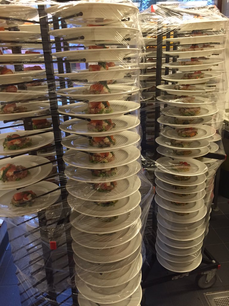 faculty_club's tweet photo. Wij zijn er bijna klaar voor.....senaatsdiner 2015 https://t.co/1zqzaZySzs