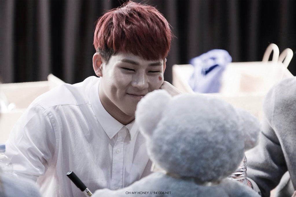 michikketda's tweet photo. date someone who looks at you like how jooheon looks at that teddy freakin bear jfc https://t.co/cjHWiLzeiL