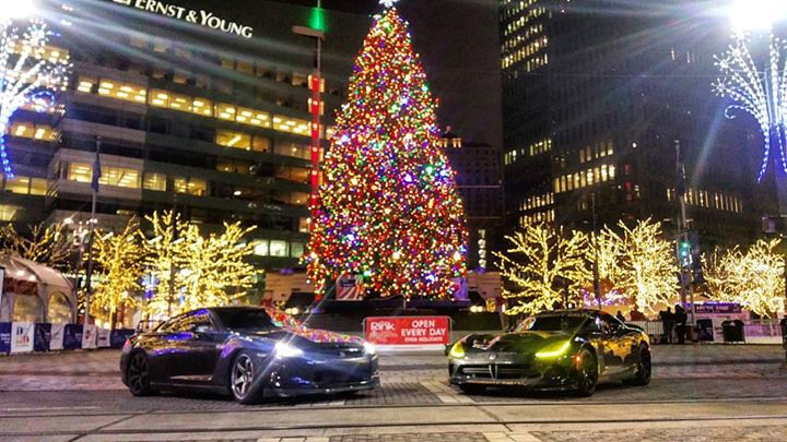 YStatusQuo's tweet photo. Now that it is after Thanksgiving....  Happy Holidays from the Motor City with the @Nissan GT-R and @driveSRT Viper! https://t.co/7hiXGWzxxU