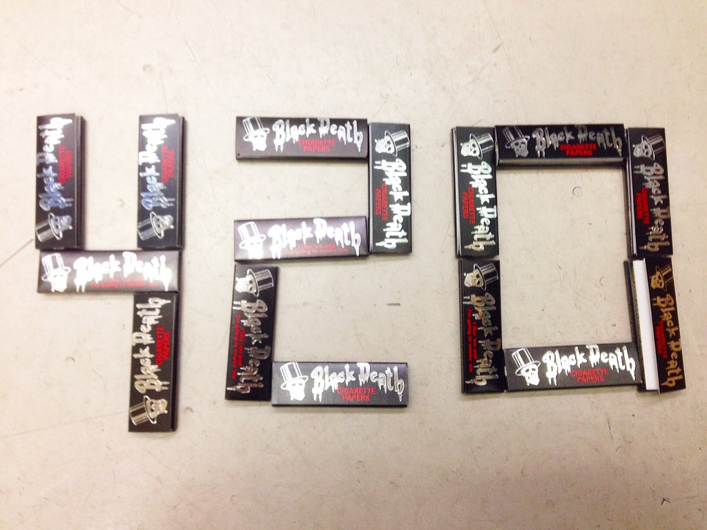 420fukuoka's tweet photo. うちで1番安いペーパー
チープ1なゲットーペーパー☠
紙の厚さはリズラの赤
緊急時、金欠時の心強い味方💣
その名もブラックデス‼︎
50枚入り
#cheappaper #blackdeath https://t.co/UX6AhOgtGz