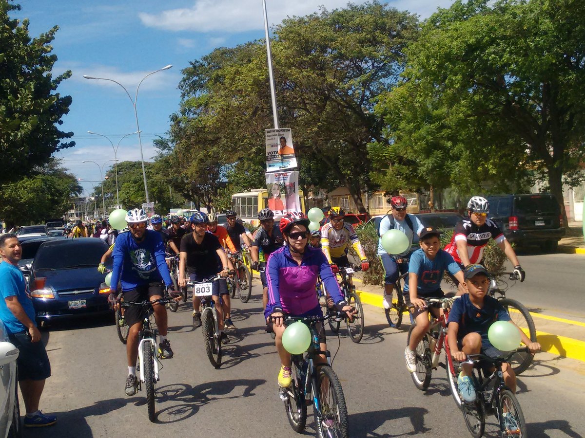 joanny_bello's tweet photo. Los ciclistas iniciando el recorrido. Acompañando a los que hicieron posible las #500horasporCumaná @musical100fm https://t.co/752k92bt9j