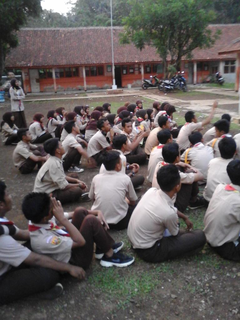 06bojongpicung's tweet photo. Sesi dinamika satuan, Dianpinsat Kwarran Bojongpicung.  27 nov 2015 @pramuka_jabar @kwarnas @Kwarcab_Cianjur https://t.co/4th0gDgz3Y