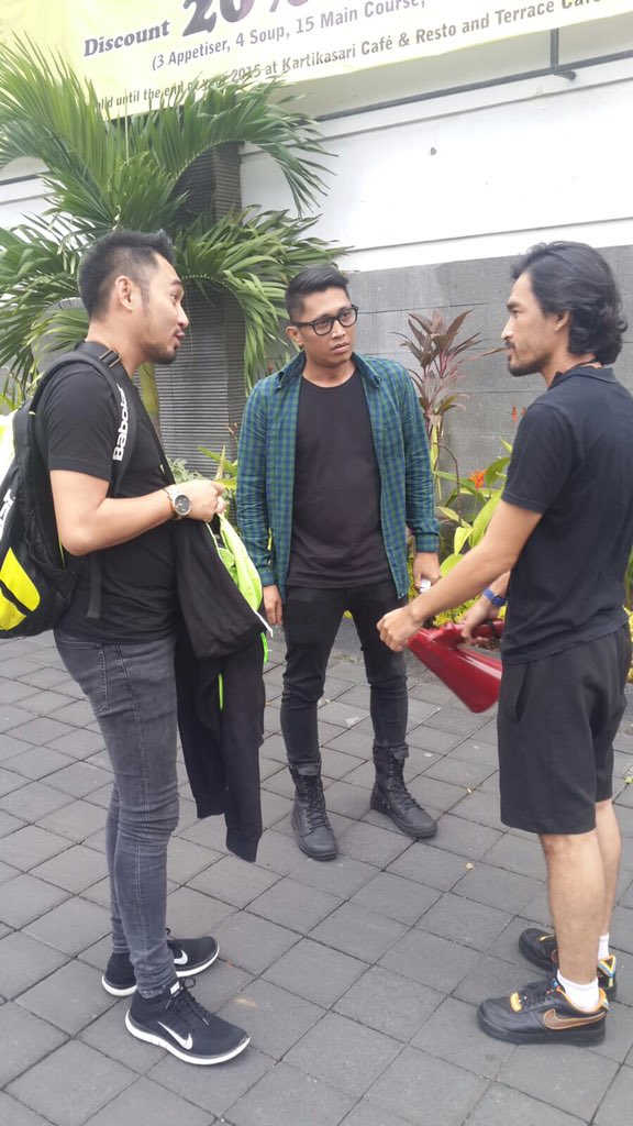 JelajahTani's tweet photo. Director @rastifil sdg briefing dgn para Blogger @HarlanChaniago &amp; @JafJimy #InbekstageOnDuty #DepTan https://t.co/It26n2rly8