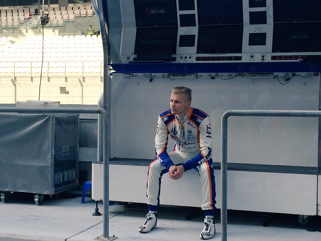 trident_team's tweet photo. #GP3 #AbuDhabi #Round9 #Qualy #LiveFromTrack @ArturJanosz 10 mins to the start https://t.co/b8egfSjznb