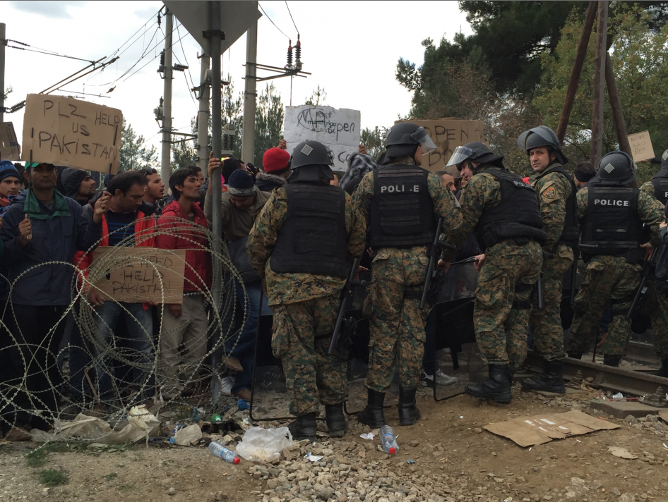 "If I go back to Iran, they'll kill me." #Macedonia closed border shuts out ppl at risk @HRW shar.es/1c4b3Q