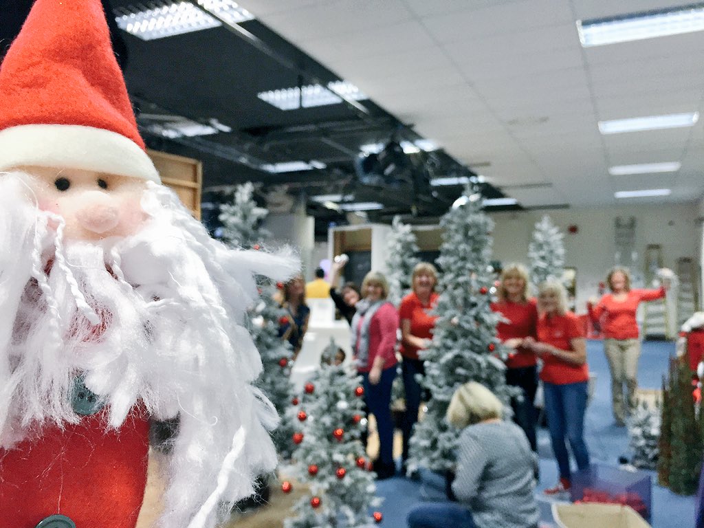 DafWyn90's tweet photo. Naaaaadolig 🎄🎄🎄 @henoS4C @Prynhawnda #addurno #decorating #cracyrdolig https://t.co/vRvlxvrX0j