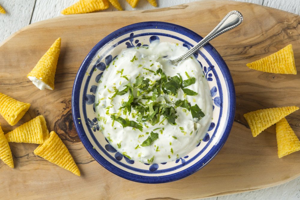 Ultieme vrijdagavond snack: Bugles met yoghurt limoen dip! Het recept vind je hier: buff.ly/1YxsqP6 #spon