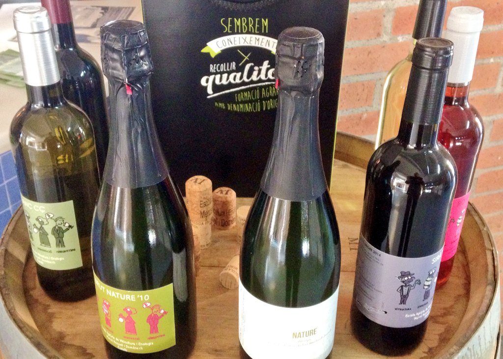 Visitant <a href="/escolaespiells/">Escola Espiells</a> i preparant tast dels vins i caves dels alumnes, disseny <a href="/wineys_uvas/">Wineys Wine-Souvenir</a>