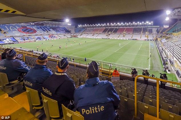 Me_Granturco's tweet photo. Jouer Bruges-Naples en #EuropaLeague à huis clos ça fout les boules https://t.co/KAnCttcKsS #AttentatsParis #brunap https://t.co/uYnjETZAnV