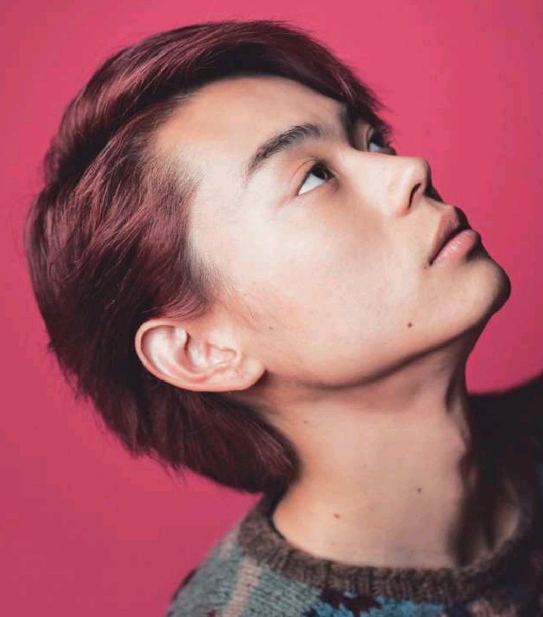 愛 Twitterren 右横顔 赤髪 鼻筋 まつげ 生え際 喉仏 そして私の大好きな菅田ほくろの大三角と 珍しく唇端の小さいほくろも写ってる たった1枚の写真に魅力がつまりすぎィ 菅田将暉 T Co 0edurkrjic