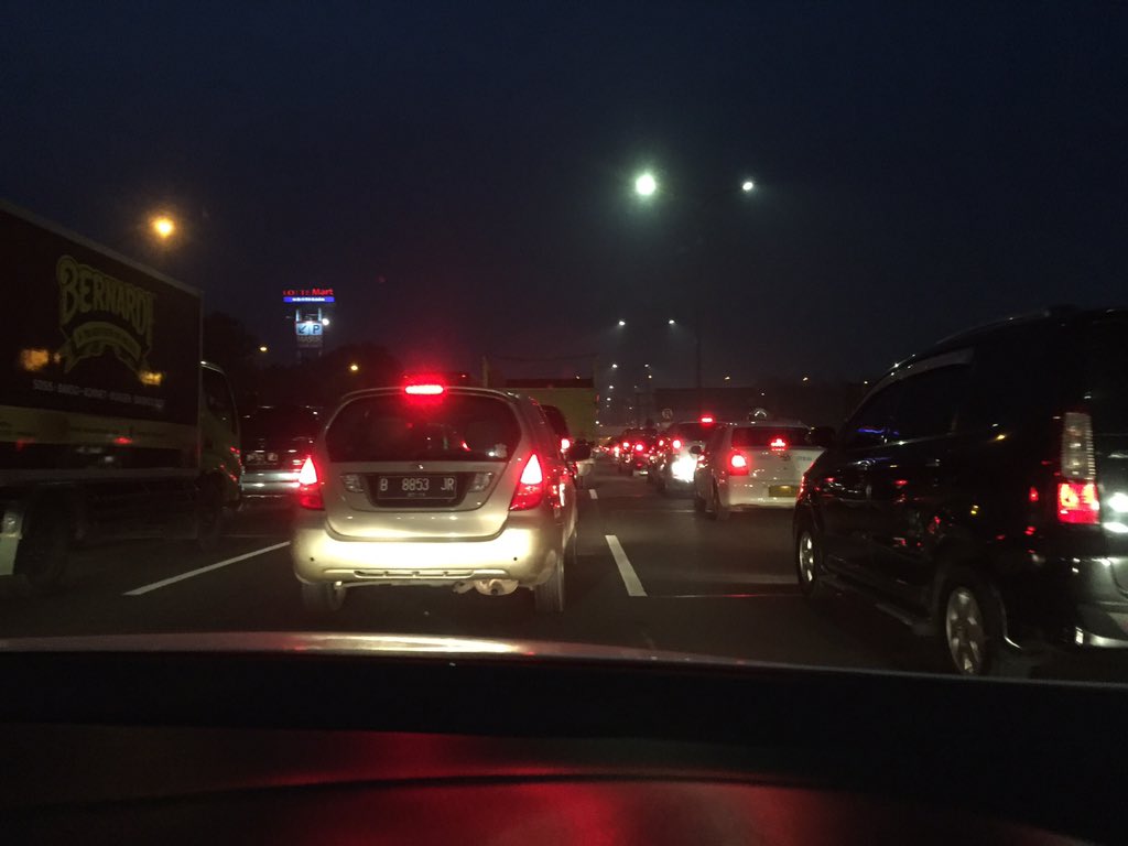 lusiaffandy's tweet photo. Macet" dgrin @884GlobalRadio nungguin lagu @SenarGitar_Ofc #cayp #spresso https://t.co/pS3crgSB0e