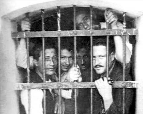 bilio_muydunuz's tweet photo. *Tarihte Bugün* Usta yazar Nazım Hikmet Ran vatana ihanet suçundan tutuklandı. 

#Tutuklandık https://t.co/8HcjSAsmHs
