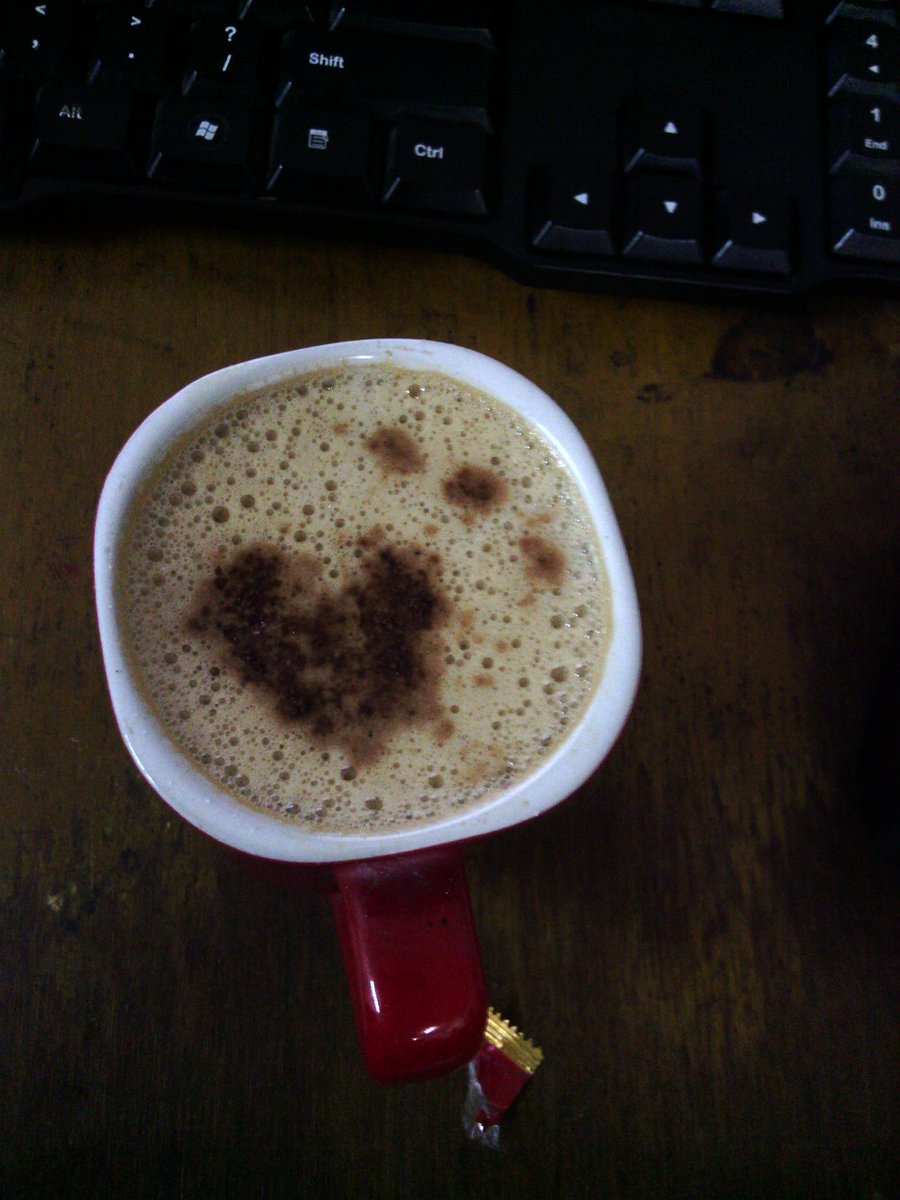 HaloMif's tweet photo. Meskipun sachetan tapi kadang suka sok2 bikin latte art, walopun fail XD @kartudanamon #DanamonCoffeeForFree https://t.co/csaBGt93La