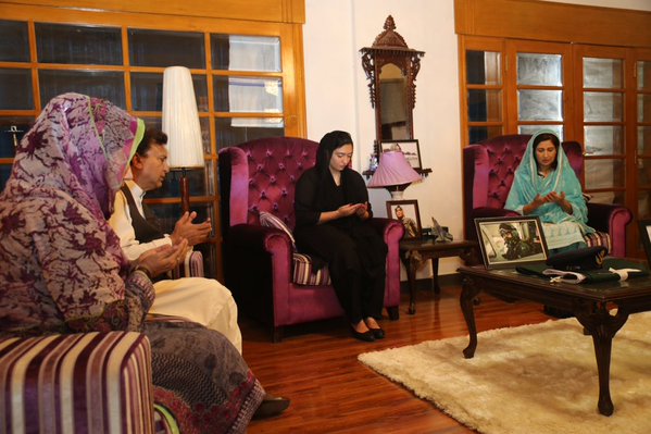 Kashif_A_Mirani's tweet photo. Madem @AseefaBZ offering Fateha at the residence of Shaheed #FlyingFighter Marium Mukhtiar  #PAF #RIP https://t.co/xfdLfnE8bs