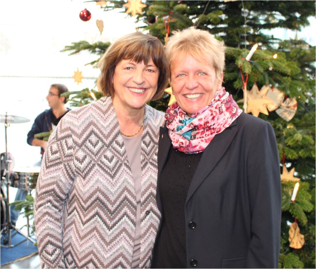 UlliNissen's tweet photo. Vielen Dank an die #Lebenshilfe für diesen wunscherschönen Weihnachtsbaum #spdbt #spdffm #hessenlg https://t.co/Kcc0zynIa2