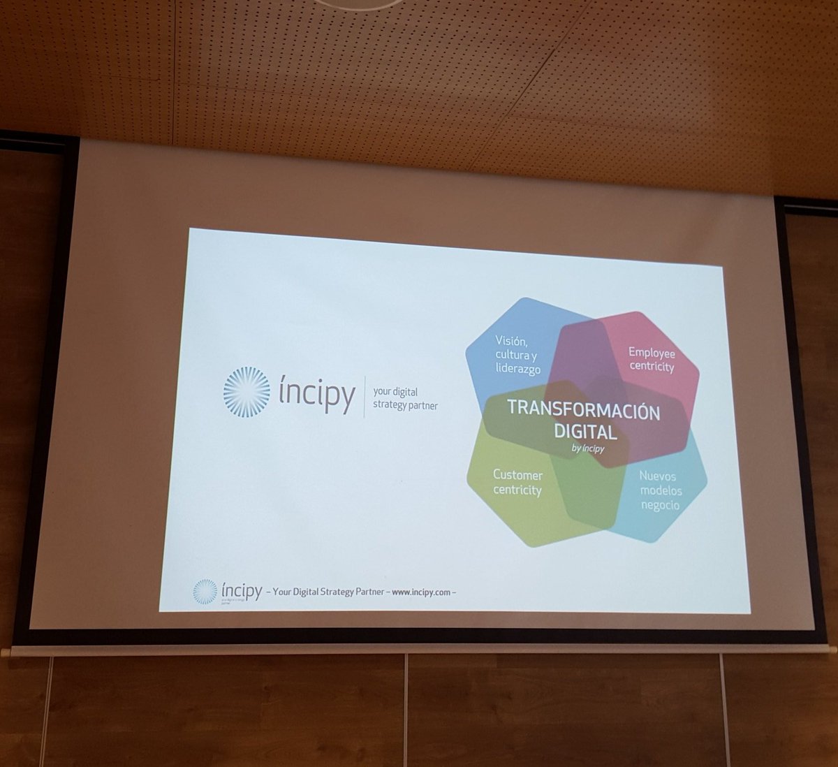 VidalMarcoM's tweet photo. #TransformacionDigital.Retos del #managerdigital. No solo el #cliente en el centro, tambien el #empleado @guyreid11 https://t.co/WzbKYff5pR
