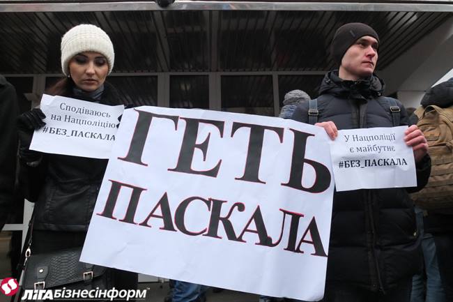 Активисты под стенами МВД требуют отставки Паскала: фоторепортаж
news.liga.net/photo/politics…