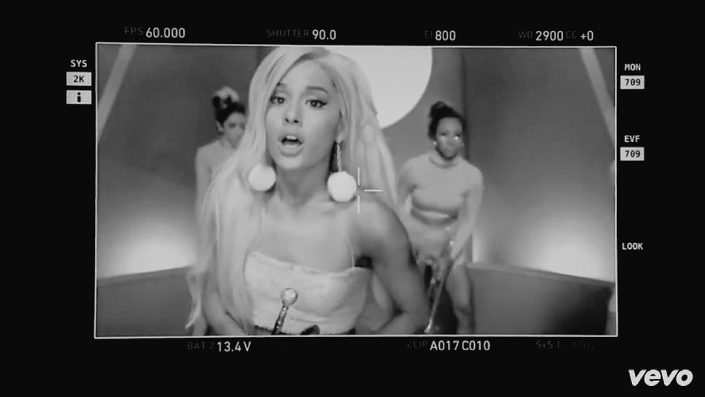 AnnieSayaaaaaa's tweet photo. I looooveee this pic it looks like Ari is giving birth hahaha @ArianaGrande 😂 oh my gawd like YOUUUUUU cutie https://t.co/DslzILUSEQ