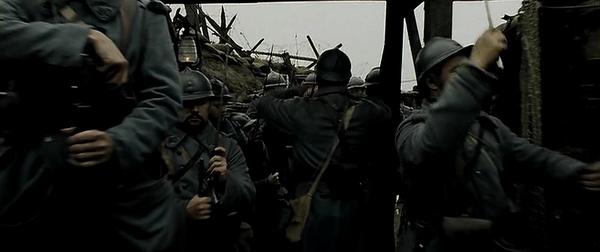 프랑스 영화 '인게이지먼트'에 등장하는 참호씬입니다. 장교의 착검명령에 착검을 하는 병사들을 롱테이크로 찍어주는 멋진 장면이죠Translate post