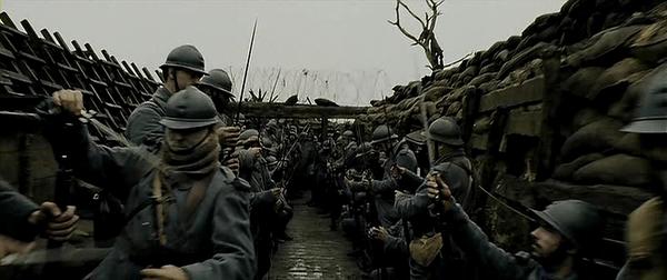 프랑스 영화 '인게이지먼트'에 등장하는 참호씬입니다. 장교의 착검명령에 착검을 하는 병사들을 롱테이크로 찍어주는 멋진 장면이죠Translate post