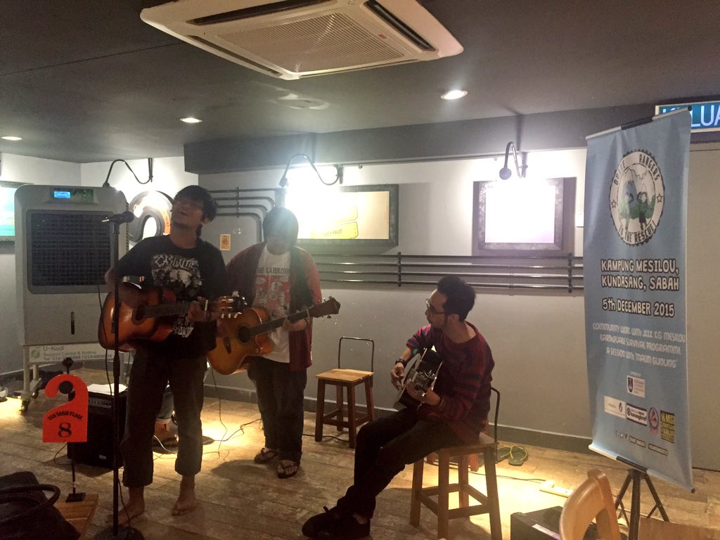 quakerangers15's tweet photo. LIVE UPDATE: Opening act by @rumahnatang #QRBuskingNight #QuakeRangers15 https://t.co/JvcWrJOTOT